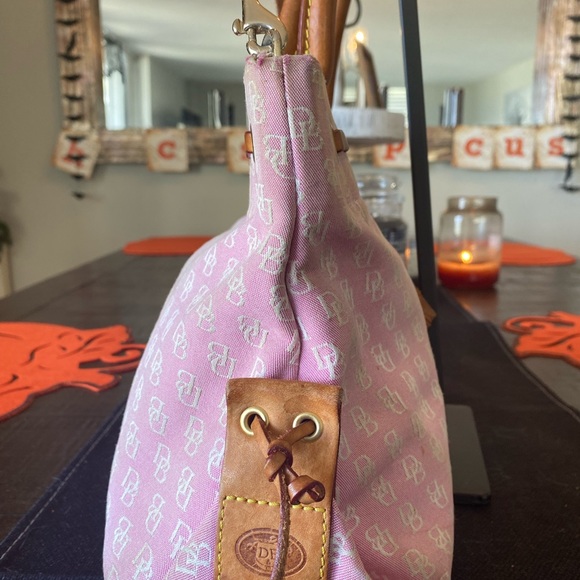 Dooney & Bourke Signature Logo Purse (Pink) w/Gold Haddware & Shoulder Strap. - Picture 7 of 12